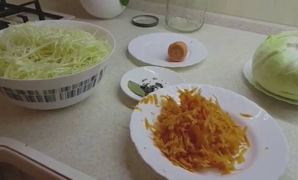 Маринованная капуста с морковью и уксусом быстрого приготовления