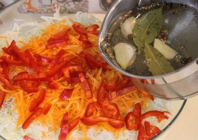 Маринованная капуста с морковью, болгарским перцем и чесноком