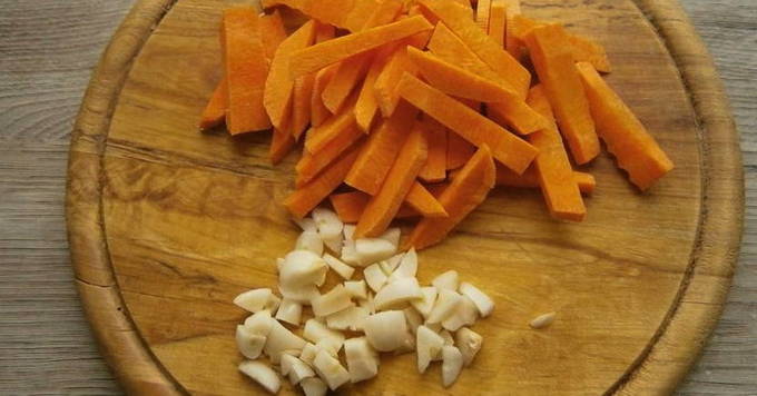 Маринованная капуста с морковью и чесноком быстрого приготовления