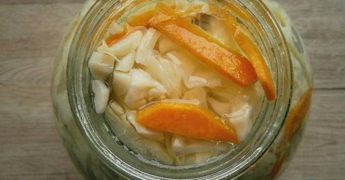 Маринованная капуста с морковью и чесноком быстрого приготовления