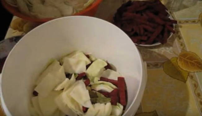 Маринованная капуста со свеклой, маслом и уксусом быстрого приготовления