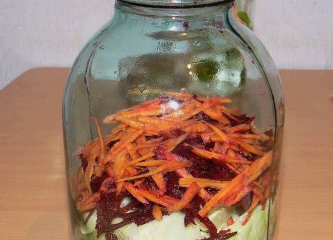 Маринованная капуста со свеклой, морковью, маслом и уксусом