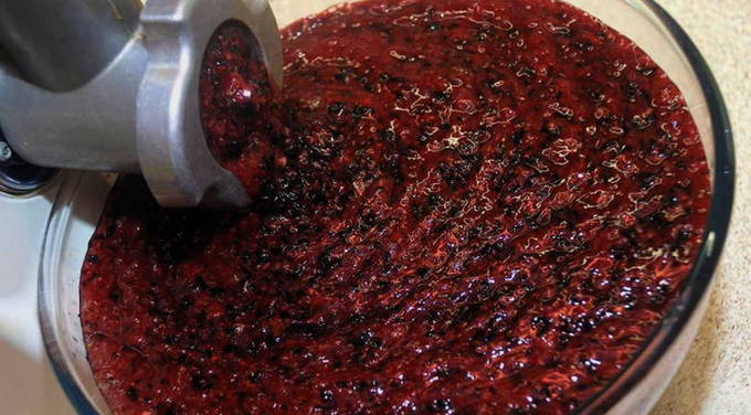 Варенье-пятиминутка из черной смородины через мясорубку на зиму