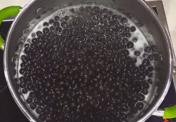 Желе-пятиминутка из черной смородины на зиму стаканами