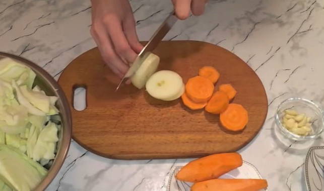 Маринованная капуста кусочками со свёклой и морковью быстрого приготовления