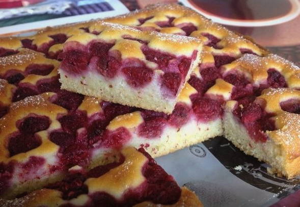 Пирог с замороженными ягодами — рецепт с видео