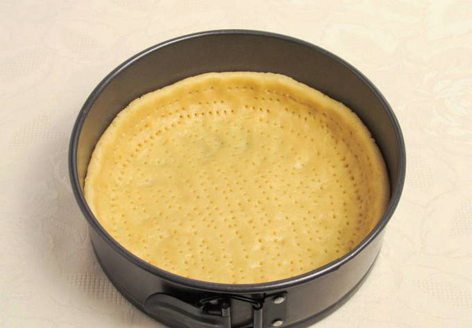 Песочный пирог с черешней со сметанной заливкой