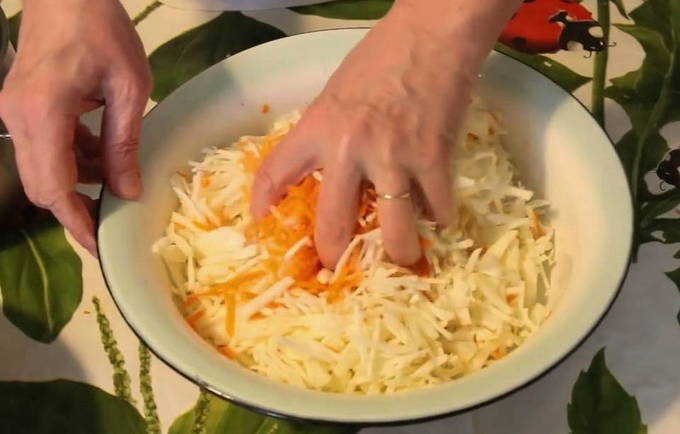 Хрустящая квашеная капуста в кастрюле - классический рецепт
