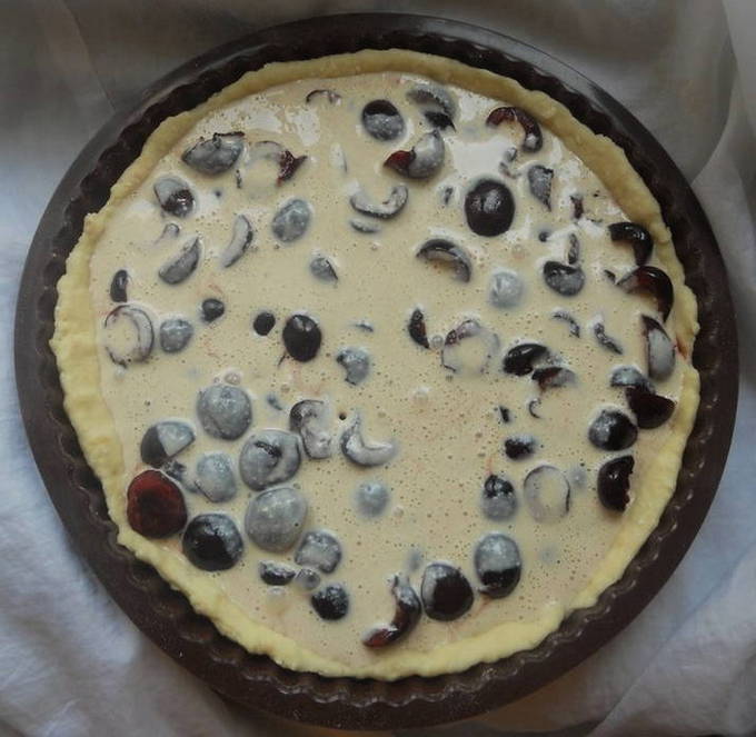 Творожный пирог с черешней в духовке