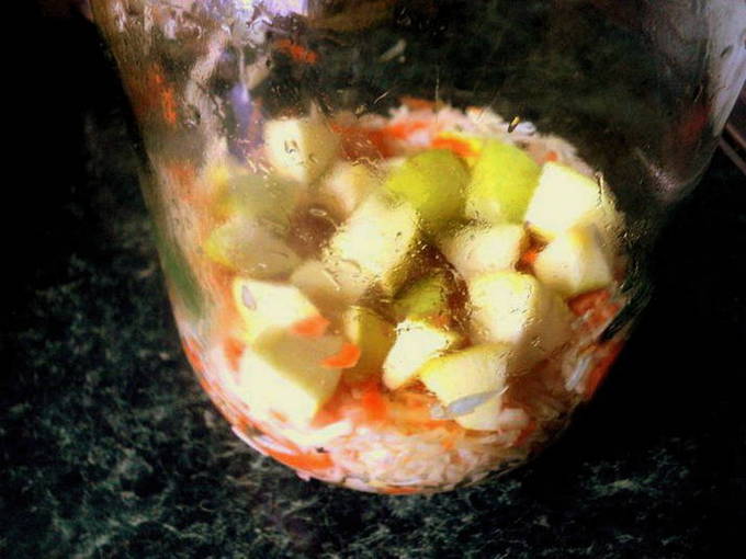 Квашеная капуста с яблоками в банке - классический рецепт