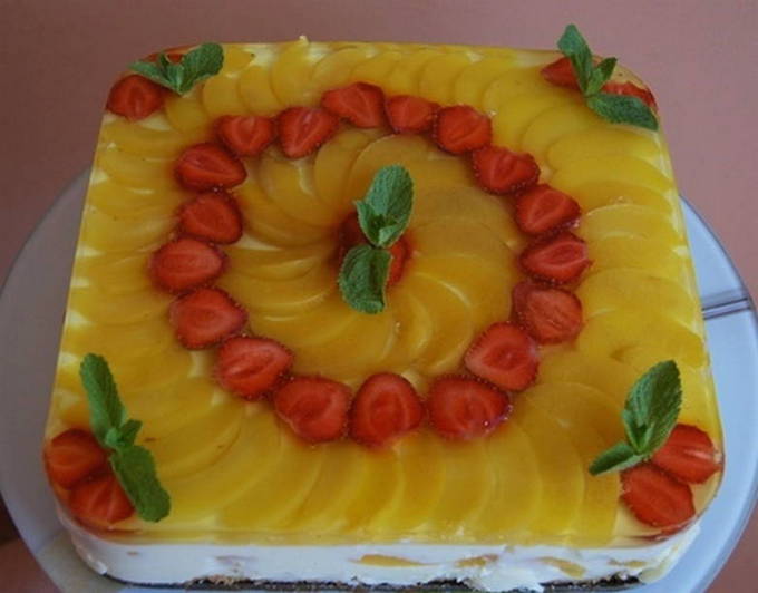 Желейный торт с бисквитом и фруктами