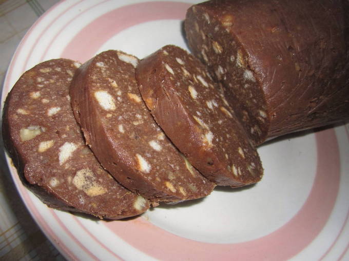 Шоколадная колбаса из печенья с грецкими орехами