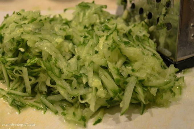 Классический салат с крабовыми палочками и кукурузой