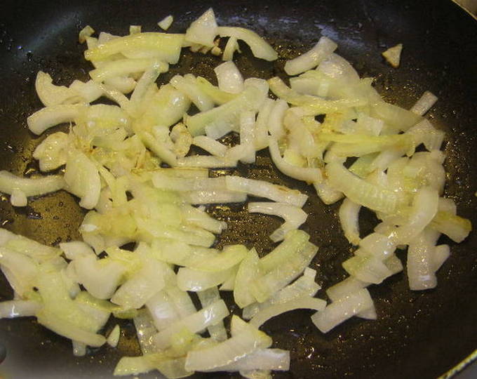 Кальмары в сметанном соусе на сковороде