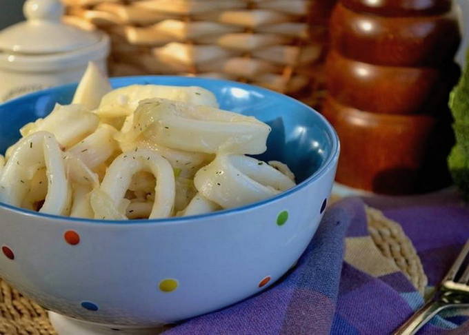 Рецепт кальмаров в сметанном соусе с сыром