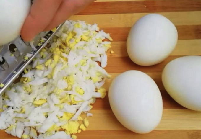 Включи 3 яйца. Терка для яиц. Натертые вареные яйца. Тёртое варёное яйцо. Тертые яйца.
