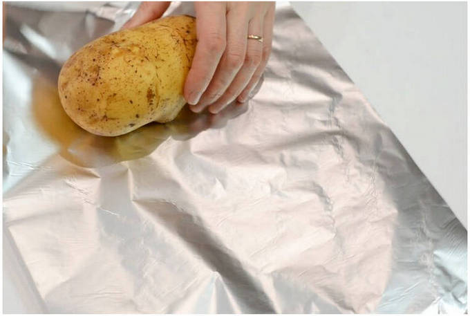 Крошка картошка в фольге в духовке