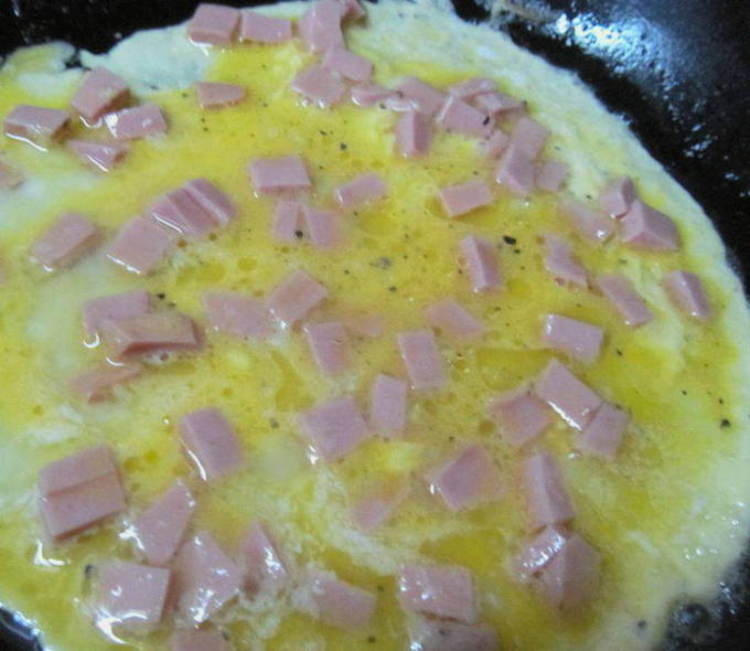 Омлет с молоком и колбасой на сковороде