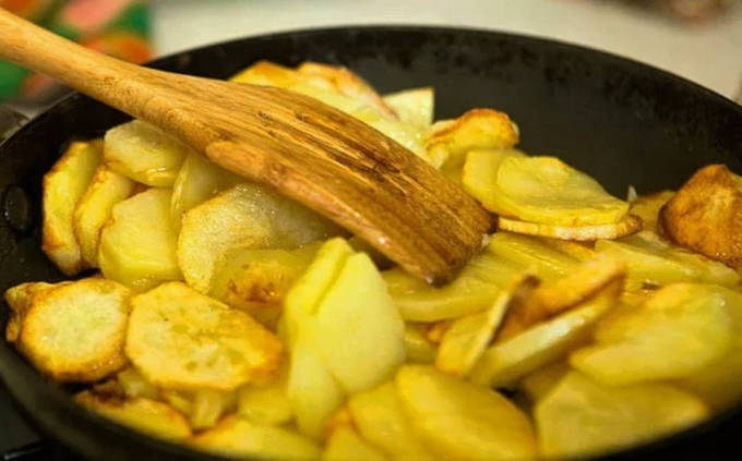 Жареные грибы с картошкой и луком на сковороде