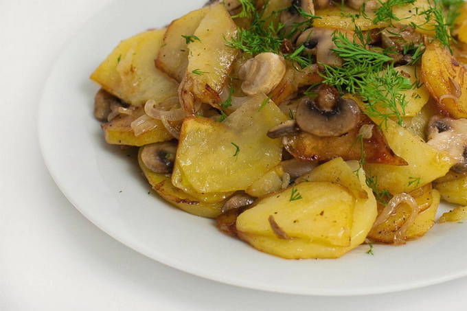 Жареные грибы с картошкой и луком на сковороде