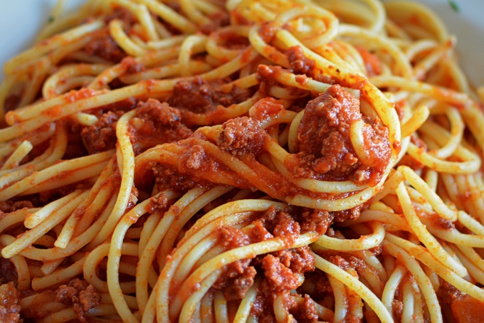 Спагетти с фаршем в томатном соусе на сковороде