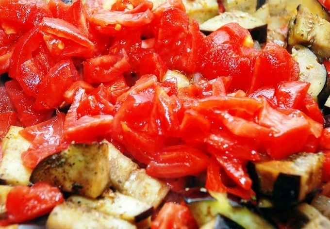 Тушеные баклажаны с овощами на сковороде