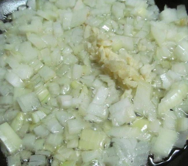 Тушеные баклажаны с овощами на сковороде