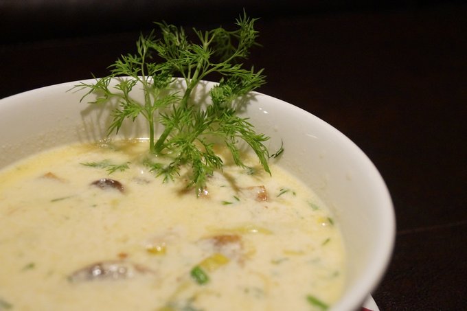 Сливочный суп с курицей и грибами