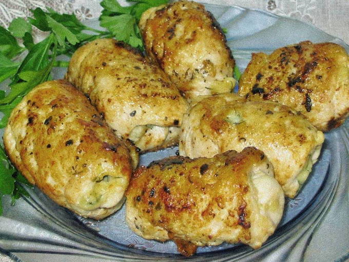 Рулетики куриные с начинкой с грибами и сыром в духовке