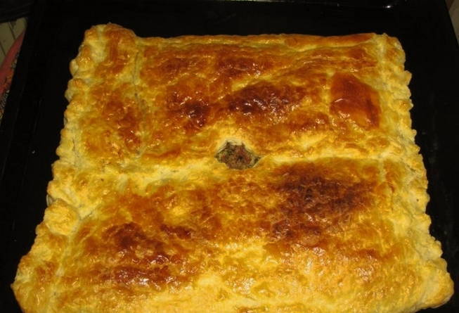 Пирог с мясом из слоёного теста в духовке