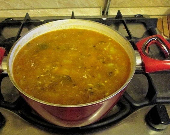 Суп с килькой в томатном соусе с картошкой
