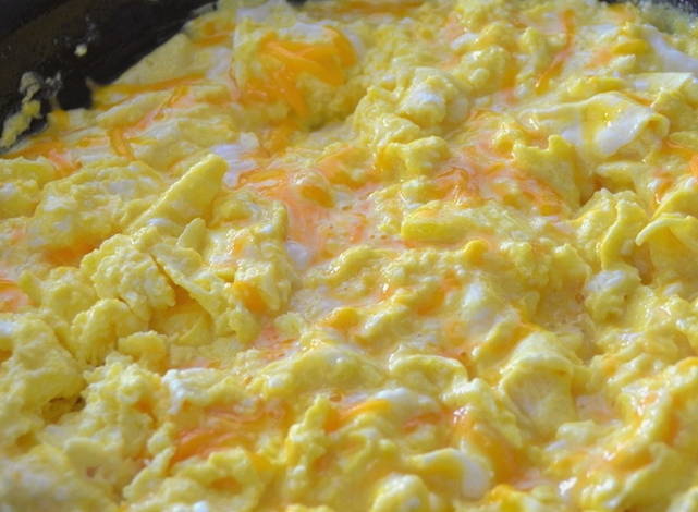 Дрожжевые пирожки с яйцом и луком на сковороде