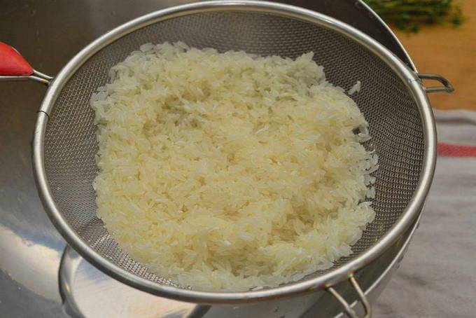 Рассыпчатый рис с луком и морковью на сковороде