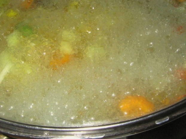 Суп с рисом и картофелем и курицей