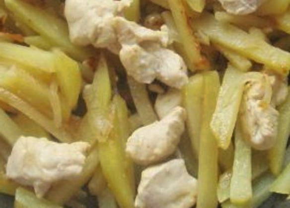 Жареная картошка с курицей на сковороде