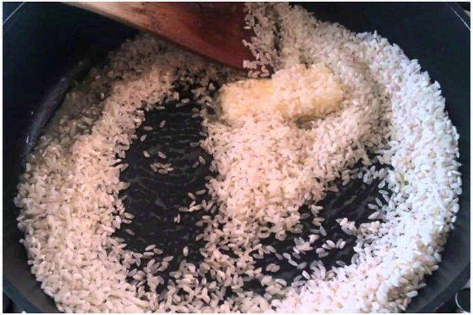 Рассыпчатый рис на сливочном масле на сковороде