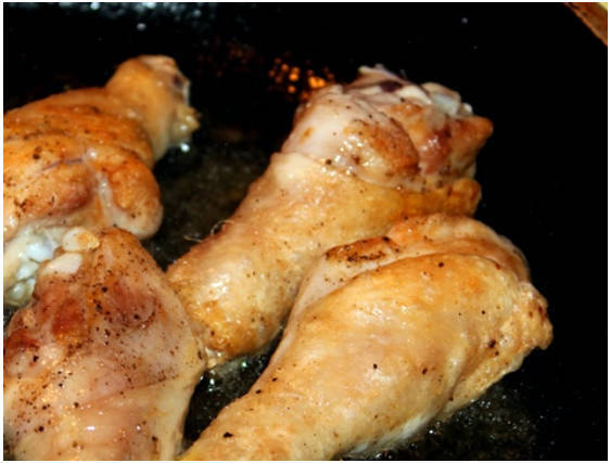Куриные ножки в сметане на сковороде