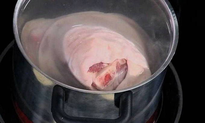 Рулет из свиной рульки в духовке