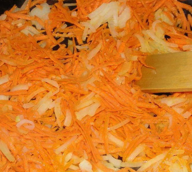 Жареный минтай с луком и морковью на сковороде