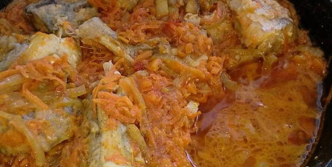 Рыба филе минтая в сметане с морковью и луком на сковороде