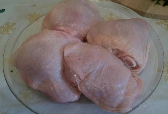 Куриные бёдра в сметане на сковороде