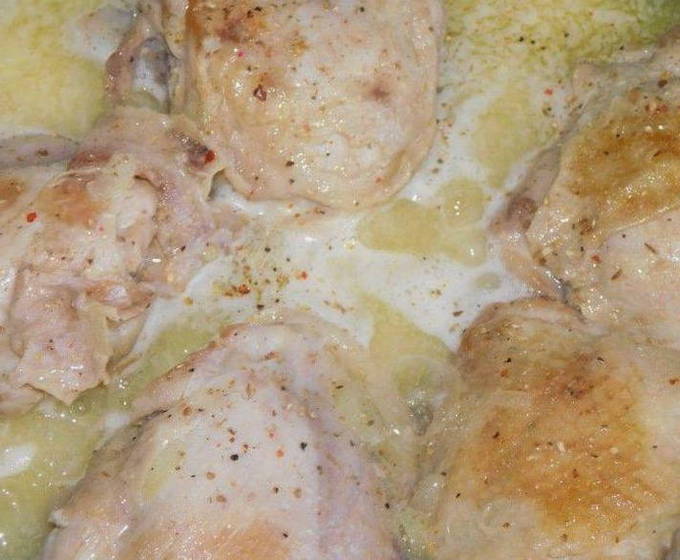 Куриные бёдра в сметане на сковороде
