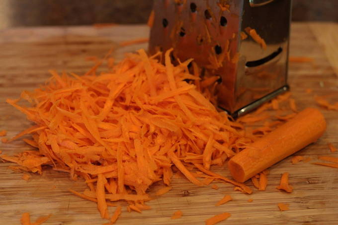 Тушеная курица с луком и морковью на сковороде