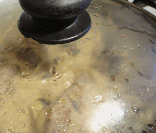 Курица с грибами в сливках на сковороде