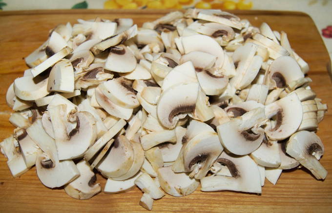 Мясо с грибами в сметанном соусе на сковороде