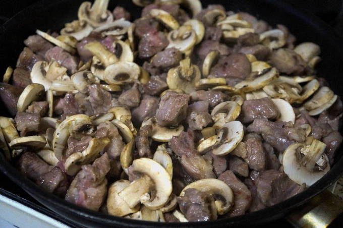 Мясо с грибами в сметанном соусе на сковороде