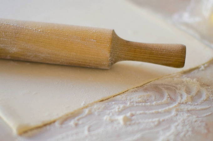Сырные палочки из слоёного теста в духовке
