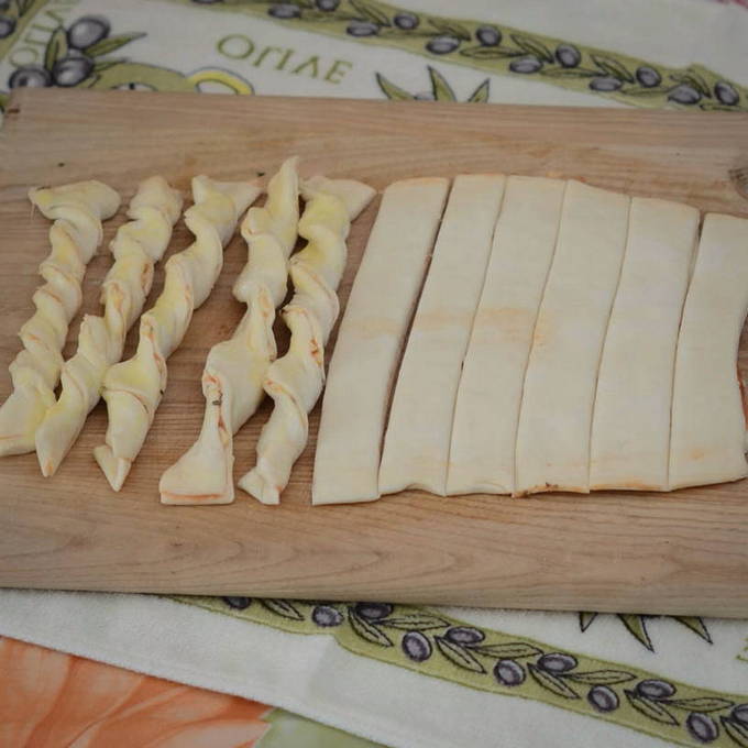 Сырные палочки из слоёного теста в духовке
