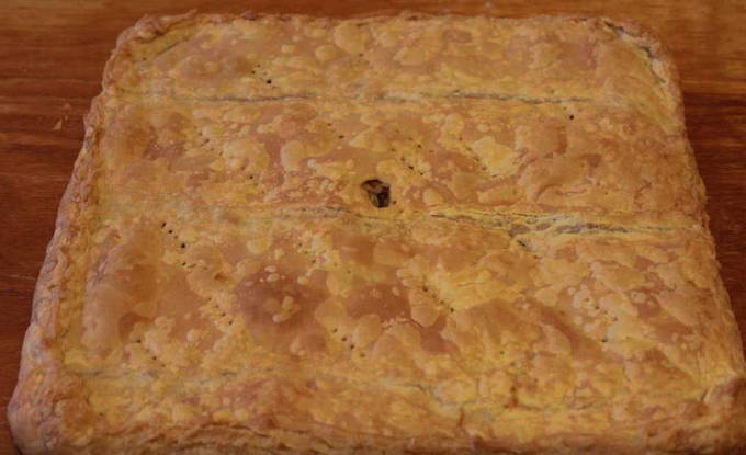 Пирог из слоёного теста с мясом