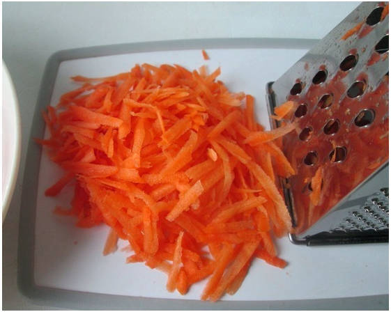 Минтай в томатном соусе с луком и морковью